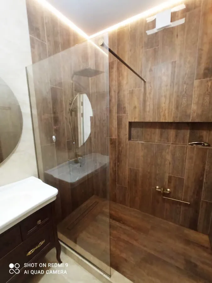 Без двери. Walk-in. Стандартное стекло. Фурнитура Брашированное золото.